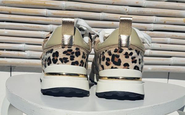 Khakia ja pantteria, Leopard sneakerit Susannesta