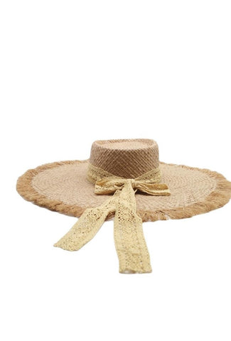 Upea raffia-hattu. Susanne