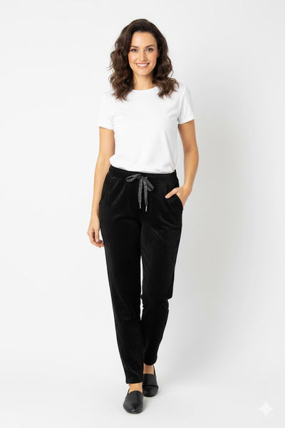 Vakosamettiset pehmeät kapealahkeiset joggeri- housut mustana. Susanne