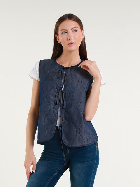 Tikattu sininen "denim"liivi, jossa edessä nauhat. Susanne