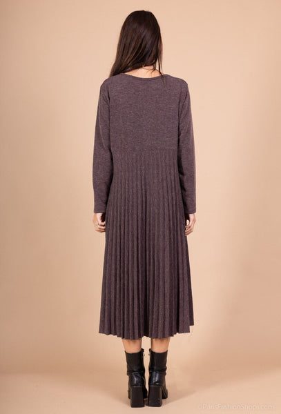 Pitkähihainen neulemekko Evelyn on yksivärinen. Susanne