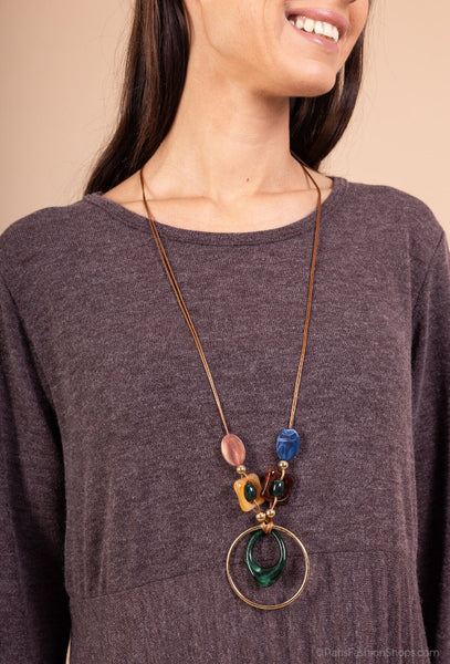 Saat neulemekosta puetumman kun lisäät siihen korun. Evelyn-mekko. Susanne