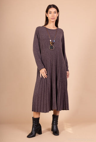 Midipituinen neulosmekko Evelyn ruskeana. Susanne