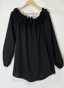Yksivärinen musta Brunella paidassa kaunis röyhelökauluas. Susanne