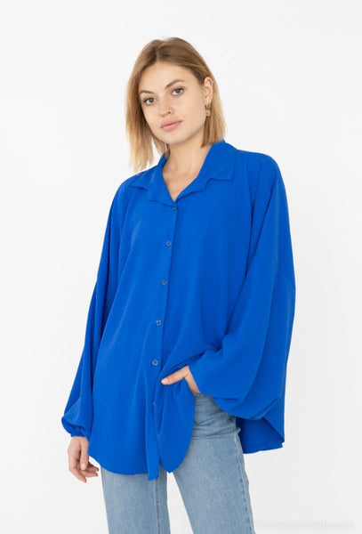 Kuvan malli kokoa 36, päällään sininen Cerise paita. Susanne