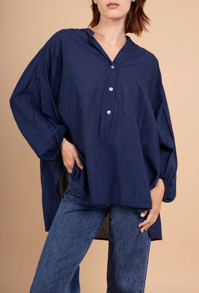 Liz, Tumman sininen ohut puuvillapaitis. Susanne