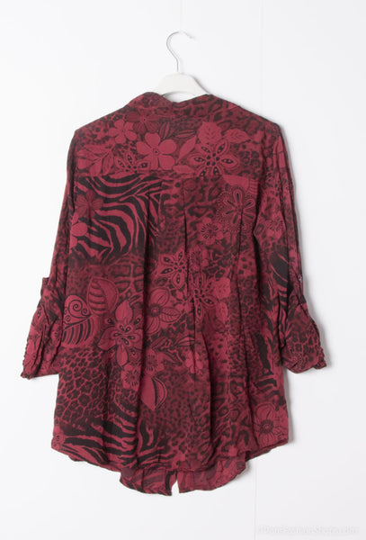 Rosemary paitapuserossa laskos selässä. Susanne