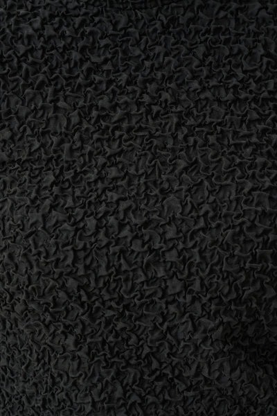 Tämä teksturoitu jacquard-bolero tuo tyylikästä ja ryhdikästä ilmettä mihin tahansa asuun. Mallissa on pitkät, suorat hihat, ja se on kevyt sekävuoriton, mikä luo selkeän ja modernin vaikutelman.