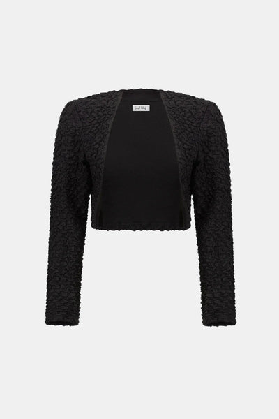 Tämä teksturoitu jacquard-bolero tuo tyylikästä ja ryhdikästä ilmettä mihin tahansa asuun. Mallissa on pitkät, suorat hihat, ja se on kevyt sekävuoriton, mikä luo selkeän ja modernin vaikutelman.