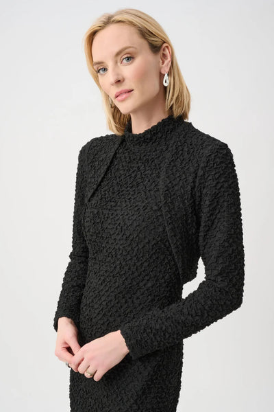 Tämä teksturoitu jacquard-bolero tuo tyylikästä ja ryhdikästä ilmettä mihin tahansa asuun. Mallissa on pitkät, suorat hihat, ja se on kevyt sekävuoriton, mikä luo selkeän ja modernin vaikutelman.