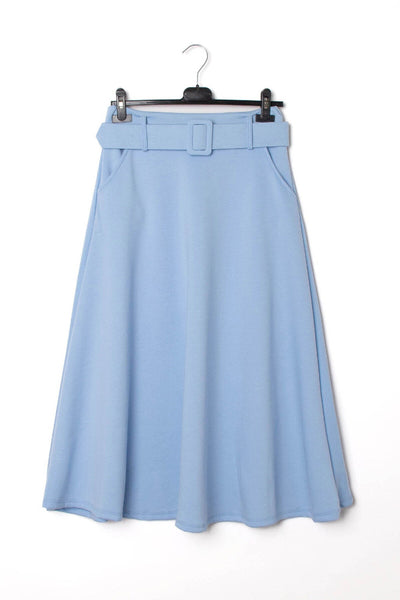 Vaaleansinisessä Jaenice hameessa edessä taskut Susanne