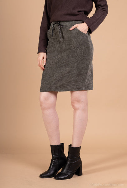 Scarlett samettihame on kapea, helma jää polven ylle. Susanne