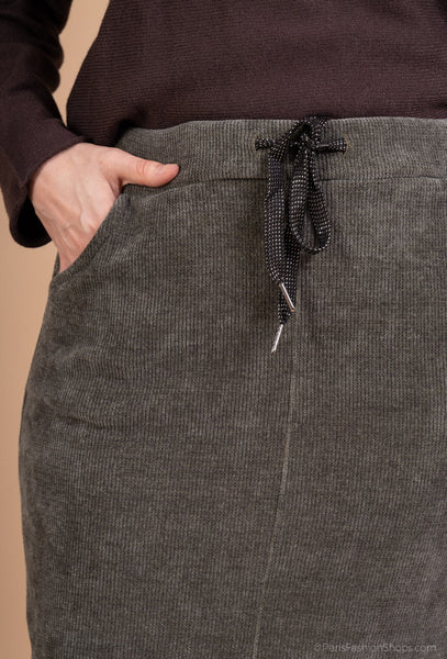 Scarlett puuvillahameessa nyöri vyötäröllä. Susanne