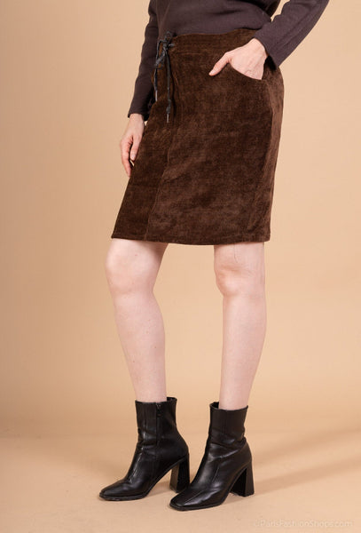 Scarlett samettihame on kapea, helma jää polven ylle. Susanne