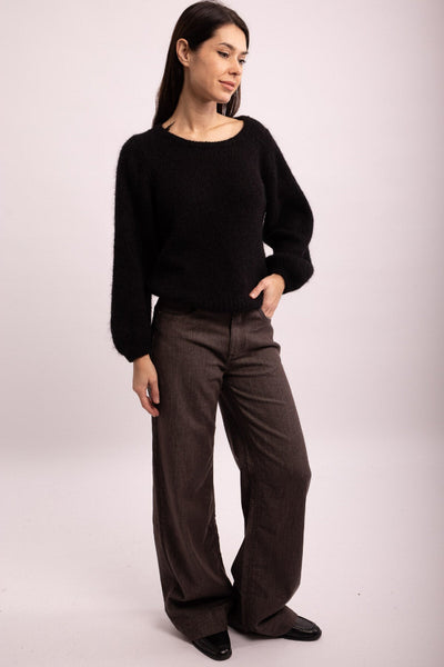 Ruskea, ohut ja pehmeä puuvillahousu. Farkku tyylinen housu on mukava jalassa. Susanne