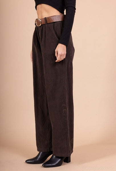 Leveä-, mutta suoralahkeinen Beata samettihousu ruskeana. Susanne