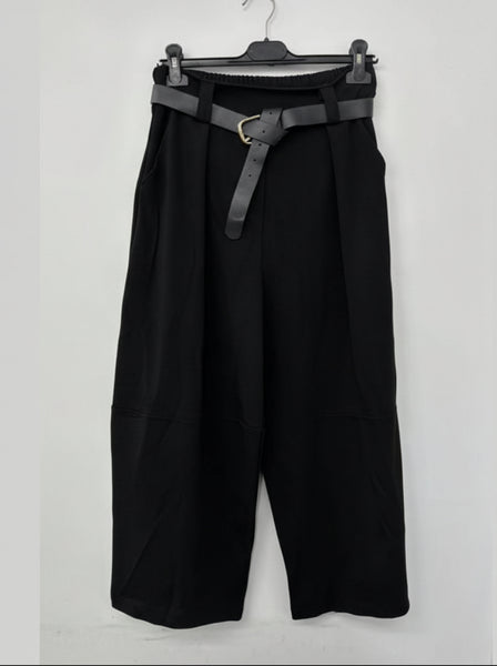 Musta vajaalahkeiset Esme housut Italiasta. Susanne