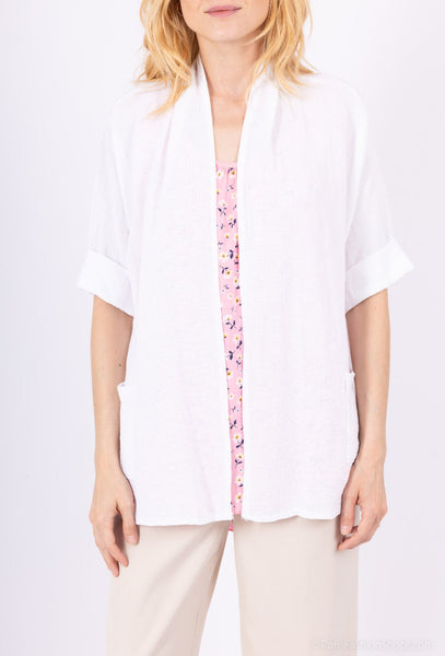 Valkoinen Del, ohut ja rento yhden koon auki pidettävä jakku, edessä taskut. Susanne