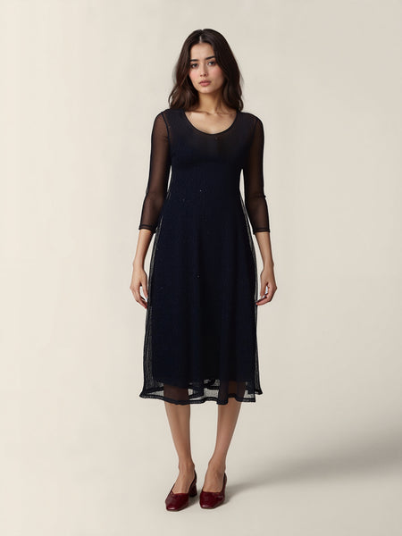 Musta hilemekko Alma loistaa juhlissa. Susanne