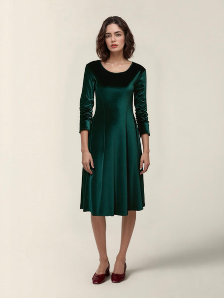 Polvipituinen vihreä veluurimekko, ranskalaista talven eleganssia. Adrienne mekossa 2/3 hihat, levenevä helma. Susanne