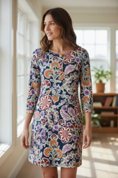 Kirjava Chianna tunikassa petroolia, oranssia, jadea ja valkoista sekä oranssia. Susanne