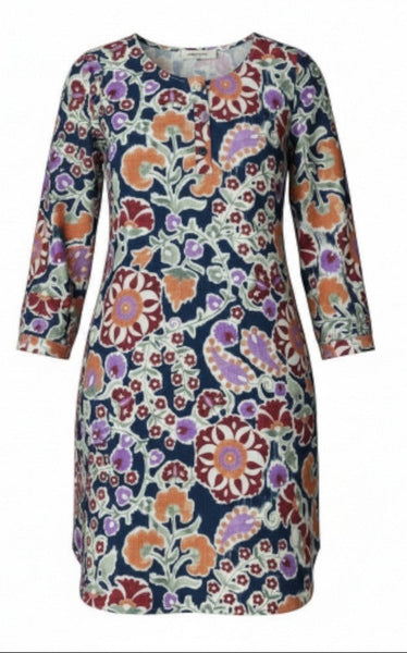 Chianna tunikassa pyöreä pääntie. Susanne