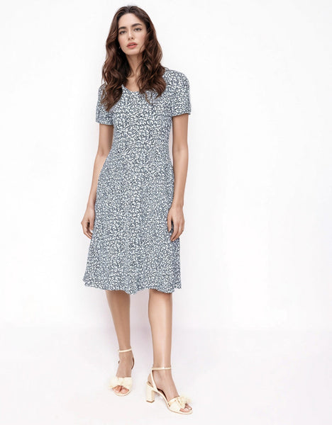 Ranskalainen lyhythihainen Gabbi  mekko on ihana "pese-ja -pidä"-mekko. Vaalean vihreällä pohjalla valkoisia kukkia. Susanne