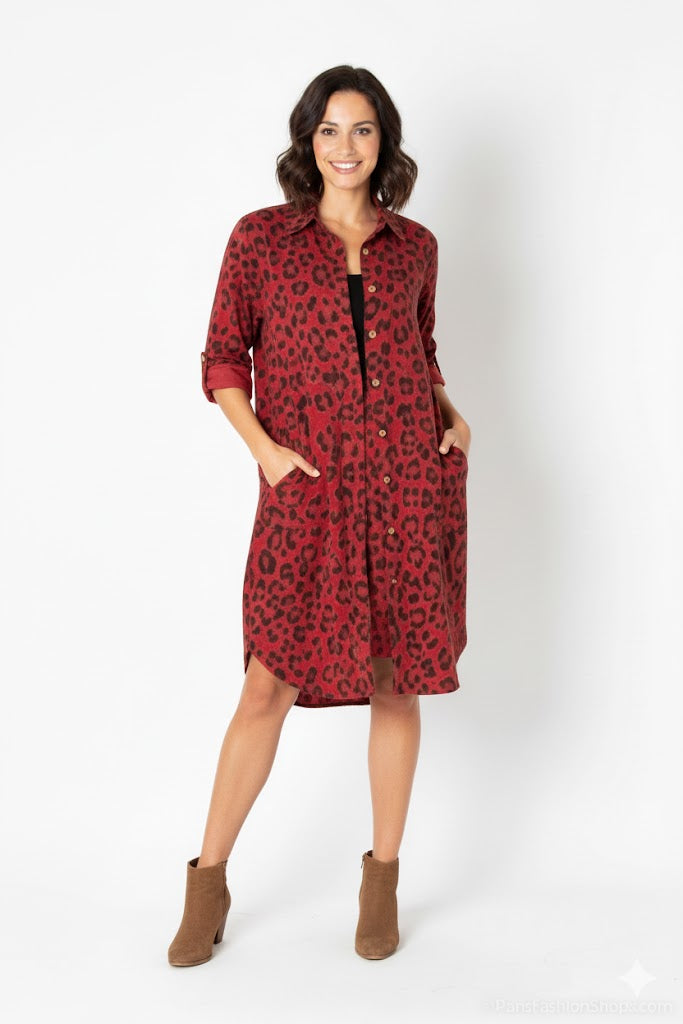 Pitkä puuvillasamettinen punainen pantteripaitamekko Kim. Susanne