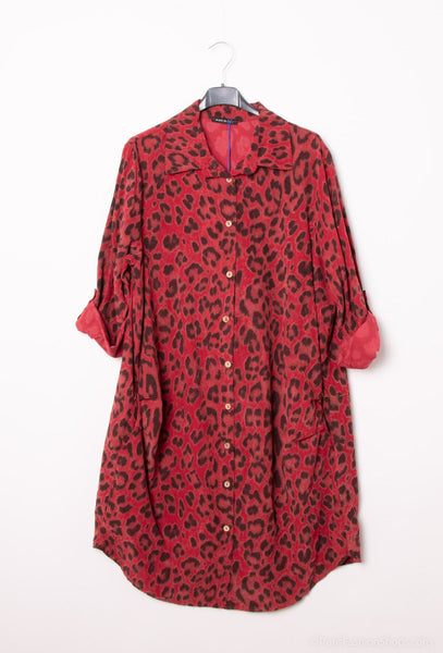 Kim pantterikuviollinen punainen pitkä paitapusero. Susanne