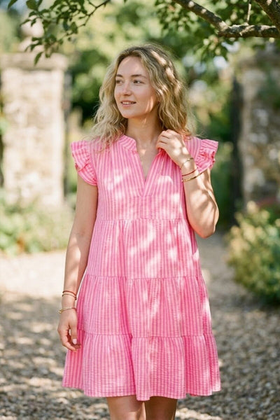 Pinkkivalkoraita on niin raikas! Hihaton Victoria mekko hellepäivään! Susanne