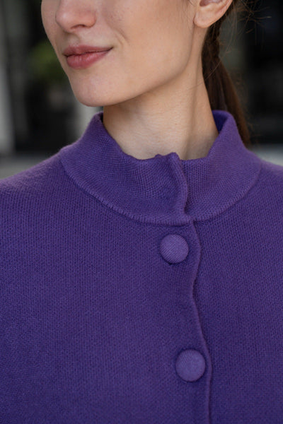 Kaunis korkea kaulus suljetaan nepparilla. Aubree liivi. Susanne