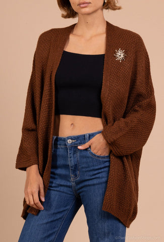 Ruskea neuletakki Lilly pidetään auki. Susanne