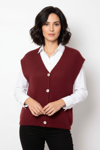 Neuleliiivi  Stephania viininpunaisena. Liivissä neljä nappia edessä. Susanne