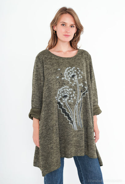 Khakin vihreä Nigella-paita on muutoin yksivärinen mutta edessä blinbling kukkakuvio. Susanne