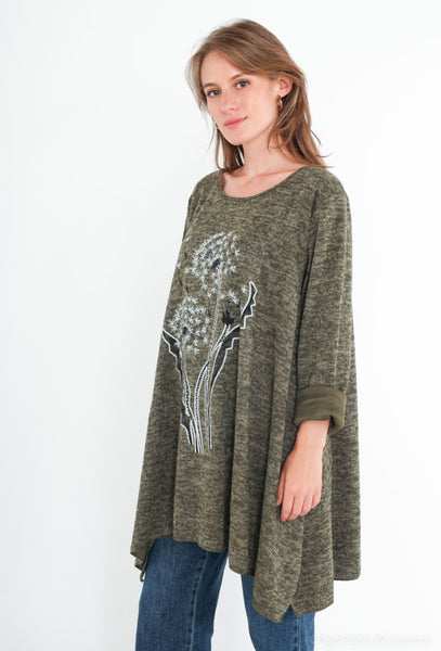 Khakin vihreä Nigella-paita on A-linjainen, yksivärinen mutta edessä blinbling kukkakuvio. Susanne