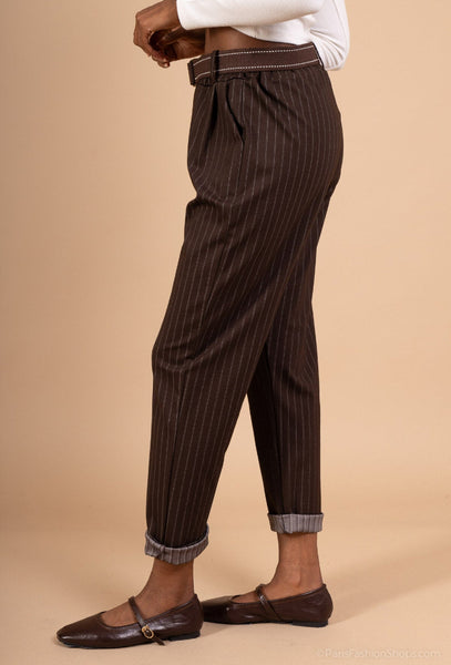 Sharon raitakuviollinen housu kapenee alas päin. Susanne