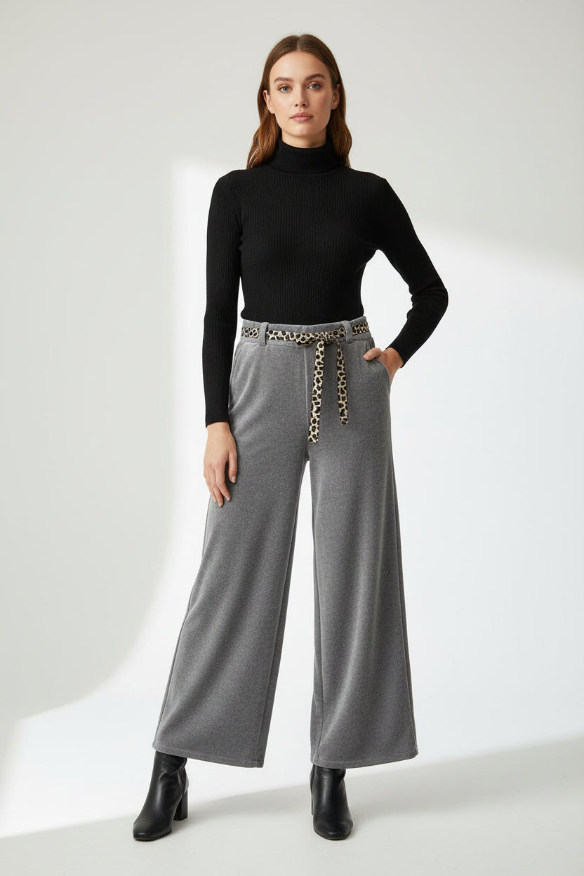 Leveälahkeinen samettihousu harmaana. Susanne