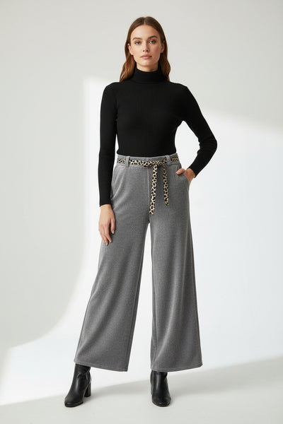 Leveälahkeinen samettihousu harmaana. Susanne