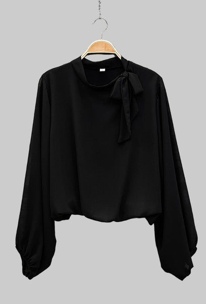 Aniella paidan toisella olkapäällä solmittava rusetti. Susanne