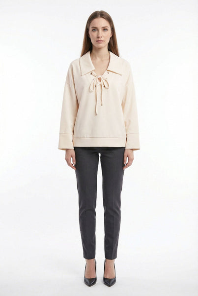 Luonnonvalkoinen Dian puserossa leveä kaulus ja nyörit edessä. Susanne