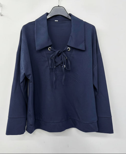 Yksivärinen, tummansininen Dian paita. Susanne