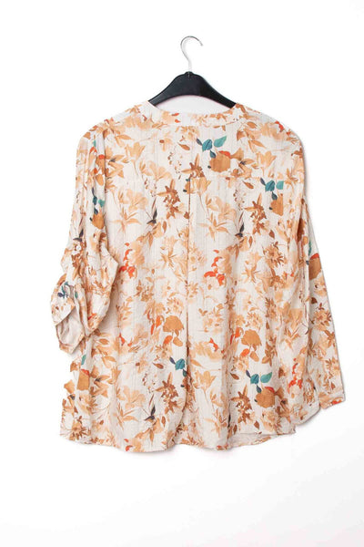 Kaunis printti on same edessä ja takana. Celina paita, Susanne