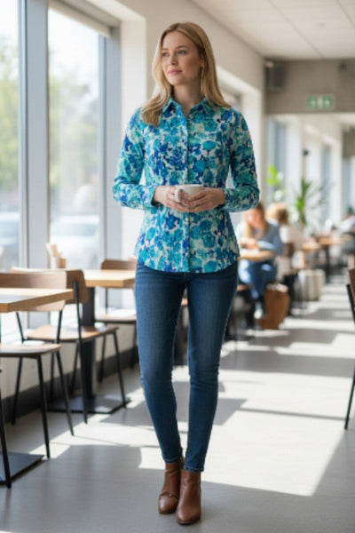 Turkoosisininen siro paitapusero Channel. Susanne