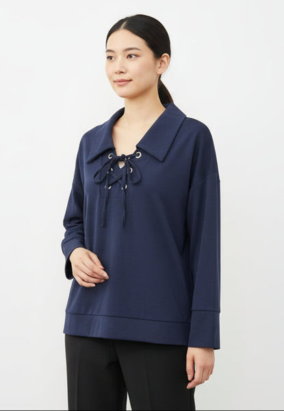 Tummansininen Dian paita on ihanan pehmeä, upea iso kaulus on tuulahdus menneiltä ajoilta! Susanne