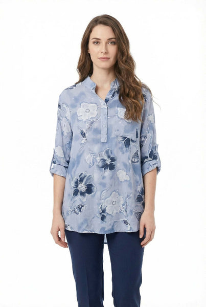 Vaaleansininen pystykauluksinen paitis. Susanne