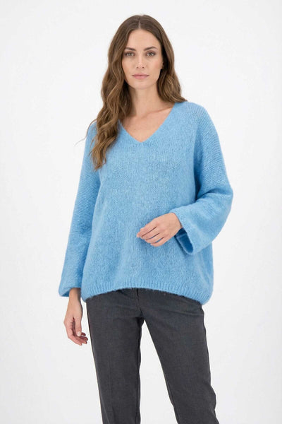 Vaaleansininen alpakkasekoitteinen Joellen neule on ihanan pehmeä. Susanne