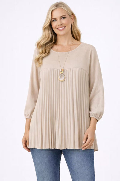 Tallis. Kevyt, pliseerattu beige pusero kaulakorulla. Susanne