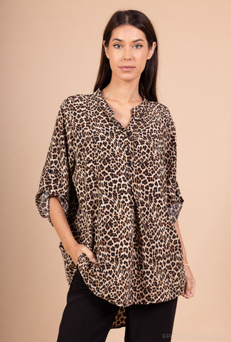 Pantteri kuviollinen pusero Taylor laskeutuu kevyesti liukkaan materiaalinsa vuoksi. Susanne