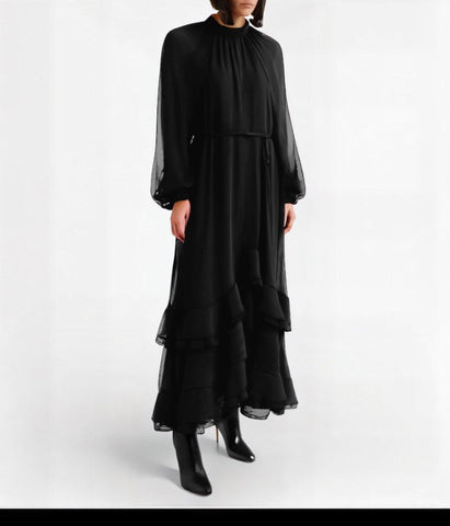 Pitkä, musta Kitty-mekko. Susanne