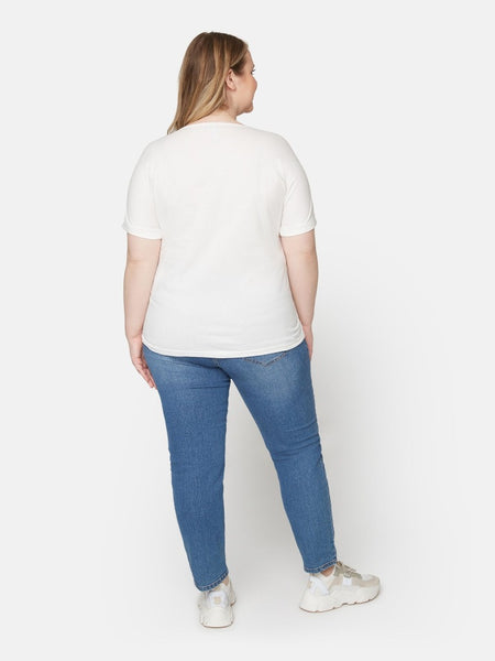 Takaa t-paita on yksivärinen valkoinen. Susanne